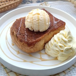 มินิคาราเมลโทสต์ + ไอศกรีม + วิปครีม