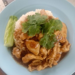 ไก่อบกระเทียมพริกไทยราดข้าว