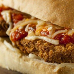 แซนวิชไก่ทอด อบซอสมะเขือเทศ และชีส