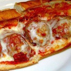 แซนวิชมีทบอล (เนื้อวัว) อบซอสมะเขือเทศ และชีส