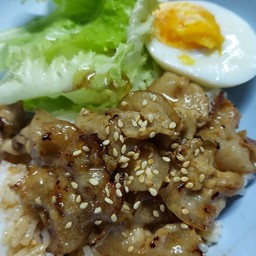 ข้าวหน้าหมูสามชั้นสไลด์ ผัดซอสเทอริยากิ