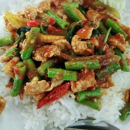 ผัดผักรวมราดข้าวหมู