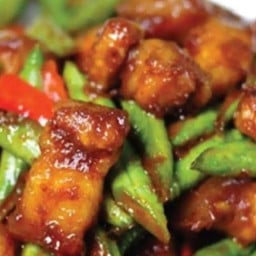 ผัดพริกแกงหมูกรอบ