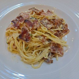 สปาเก็ตตี้ครีมซอส แฮม และ เบคอน
