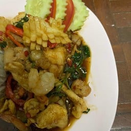 กระเพารวมมิตร เป็นกับข้าว