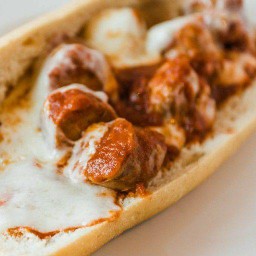 แซนวิชไส้กรอกอิตาเลี่ยน อบซอสมะเขือเทศ และชีส