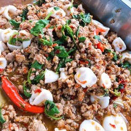 กระเพราหมูสับ+ปลาหมึก(เป็นกับข้าว)