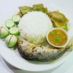 ร้านป้า ข้าวน้ำพริกกะปิ ปลาทูทอด ผัดไท ข้าวต้มทรงเครื่อง