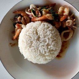 กระเพราทะเล หมึก กุ้ง