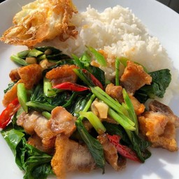 ข้าวคะน้าหมูกรอบ