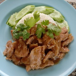 หมูอบกระเทียมพริกไทยราดข้าว