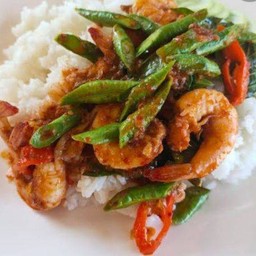 ผัดผักรวมกุ้งราดข้าว