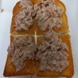 ขนมปัง โรยทูน่า