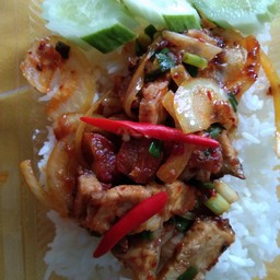หมูกรอบผัดพริกเผาราดข้าว