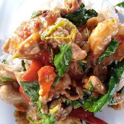 ข้าวราดกระเพราหมูชิ้น