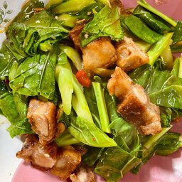 คะน้้าหมูกรอบกับข้าว