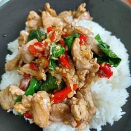 กะเพราหมูชิ้นราดข้าว