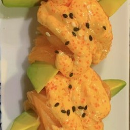 สลัดแซลมอนอโวคาโดซอสไข่กุ้ง