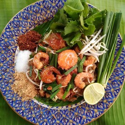 ผัดไทยวุ้นเส้นกุ้งสดไข่เค็ม