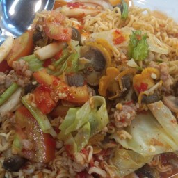 ยำมาม่าหมูสับหอยแครง