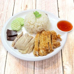 ข้าวมันไก่ 2 อย่าง ไก่ต้มและไก่ทอด