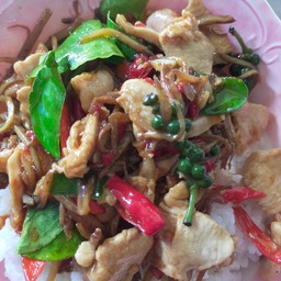 อกไก่ผัดฉ่า