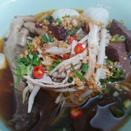 เส้นหมี่หมูฉีดขาไก่เลือดต้มยำใส่ลูกชิ้นเด็ดสุดๆ