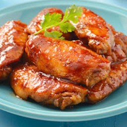 ปีกไก่กลางทอดราดซอส