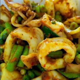 ปลาหมึกผัดพริกแกงใต้ถั่วฝักยาว