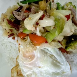 ผัดผักรวมหมูไข่ดาว