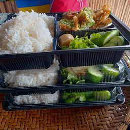 ข้าวน้ำพริกกะปิ(ปลาทู+ชะอมทอด+ผักสด)แบบพิเศษ