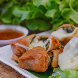 เปาะเปี้ยทอดผักขมอบชีส