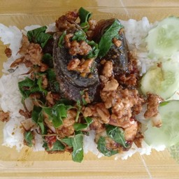 กระเพราไข่เยี่ยวม้า ราดข้าว