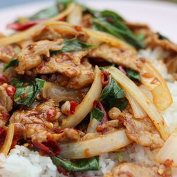 หมูชิ้น ผัดพริกเผา ใบโหระพา