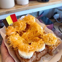 ขนมปังวิปครีมกล้วยราดนมฝอยทอง