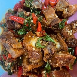 ผัดกะเพราหมูกรอบกับข้าว