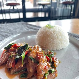 กะเพราคอหมูย่างคุโรบูตะราดข้าว