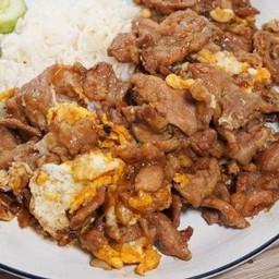หมูกระเทียมใส่ไข่  กับข้าว
