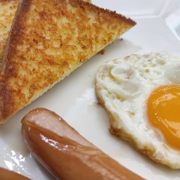 ปังปิ้งเนย ไข่ดาว ไส้กรอกไก่