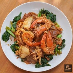 อร่อยเหาะ ข้าวมันไก่ & ราดหน้าหมูหมัก อาหารตามสั่ง