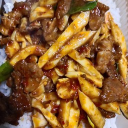 ผัดพริกแกงเนื้อราดข้าว