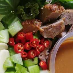 แหนมเนือง ยำขนมจีน สูตรริมโขงเชียงคาน และสารพัดเมี่ยง