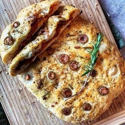 Focaccia olives