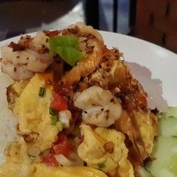 ข้าวไข่ข้นกุ้งกระเทียม