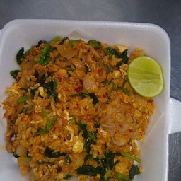 ข้าวผัดน้ำพริกเผาหมูชิ้นหมูหมักใส่คะน้า