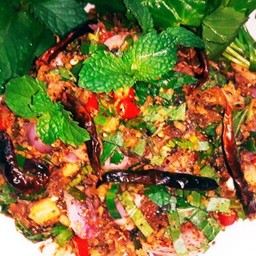 ลาบปลาดุกย่างคั่วแห้ง สูตรอีสาน