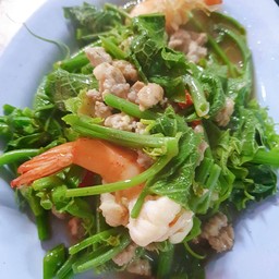 ผัดผักแม้วสามสหาย