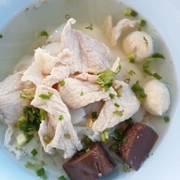 เจ๊เพ็ญก๋วยเตี๋ยวหมูนุ่ม