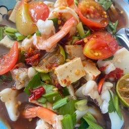 ครัวคุณปุ้ย ผัด ตำ ยำ