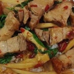 ผัดหน่อไม้หมูกรอบ